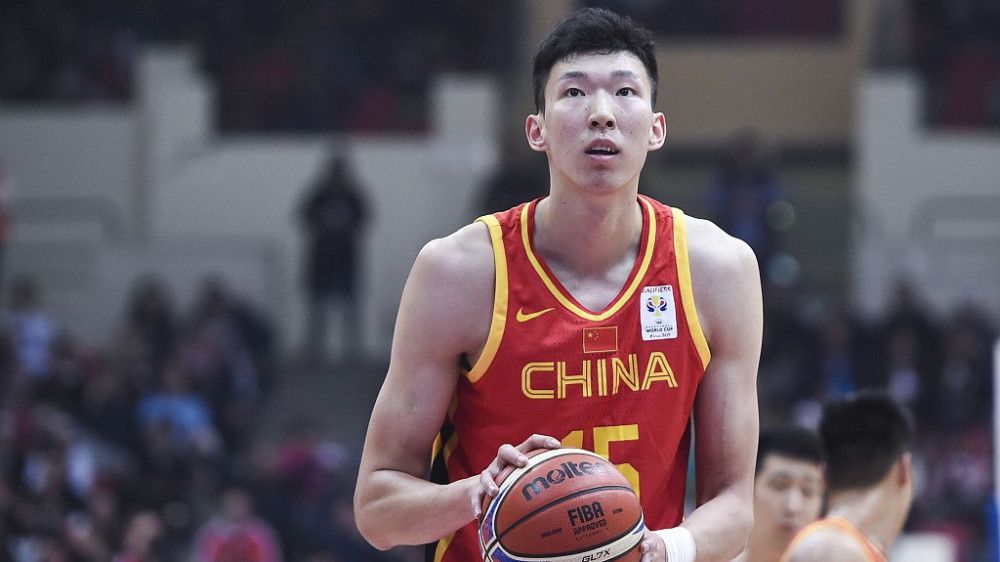 许多五四知识分子，包括一些共产党人也都在重新估价五四那种打倒一切的做法。